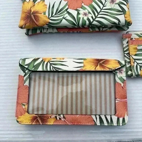 Jen and Co Crossbody Bag with matching wallet and phone wallet - Picture 13 of 16